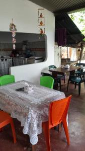 a dining room with a table and green chairs at LUNA del DESIERTO TATACOA in Villavieja