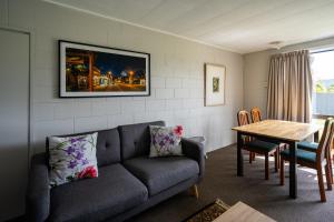 sala de estar con sofá y mesa en Dawsons Hotel en Reefton