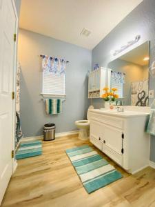 een badkamer met een wastafel en een toilet bij Beach House with Ocean view in Surfside Beach