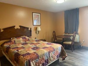 Katil atau katil-katil dalam bilik di Hoosier Travel Lodge