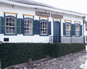 a building with green and white paint on it at Hotel Pousada Hospedaria Antiga in Ouro Preto