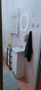 La salle de bains est pourvue d'un lavabo et d'un miroir. dans l'établissement Noclegi Arka, 