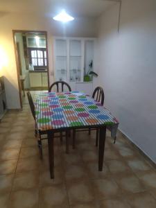 una mesa con sillas y un colorido mantel. en BARRIO alto verde a 10 minutos del aeropuerto 2 dormitorios a cuadras del Orfeo, 5 minutos del kempes en Córdoba