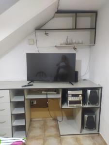 a desk with a monitor and a computer in a room at BARRIO alto verde a 10 minutos del aeropuerto 2 dormitorios a cuadras del Orfeo, 5 minutos del kempes in Cordoba