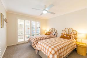 Anchored at Fingal Bay 80 Marine Drive客房内的一张或多张床位