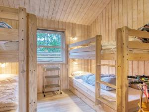 Torup StrandにあるFour-Bedroom Holiday home in Fjerritslev 10のベッドルーム1室(二段ベッド2台、窓付)が備わります。