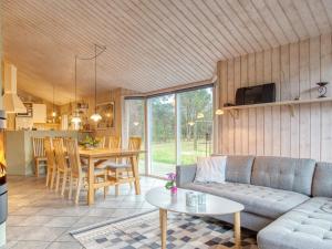Istumisnurk majutusasutuses Four-Bedroom Holiday home in Fjerritslev 10
