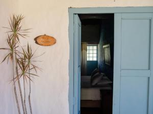 une porte ouverte menant à une pièce avec une plante dans l'établissement Hotel Campestre El Santuario, à Barichara