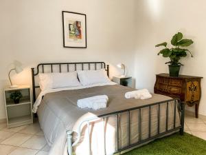 - une chambre avec un grand lit et 2 serviettes dans l'établissement Sestio House, à Rome