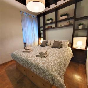 una camera da letto con un letto e due asciugamani di Navona Bear House a Roma