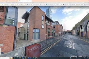 uma imagem de uma rua urbana vazia com edifícios em 2 Bed Flat Near Deansgate em Manchester