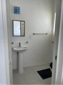 LOFT. 208 في أكابولكو: حمام أبيض مع حوض ومرآة
