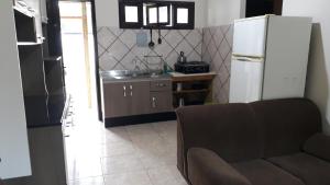 Una cocina o zona de cocina en POUSADA CHALEIRA PRETA - Hospedagem & Conveniência