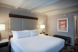 Postel nebo postele na pokoji v ubytování Crowne Plaza Albany - The Desmond Hotel