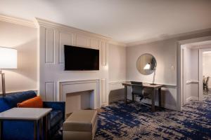 TV a/nebo společenská místnost v ubytování Crowne Plaza Albany - The Desmond Hotel