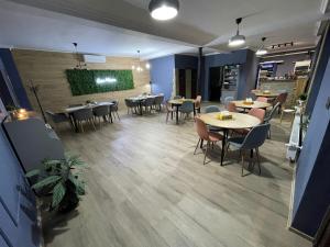 a restaurant with tables and chairs in a room at Pensiune CasaMircea in Bistriţa