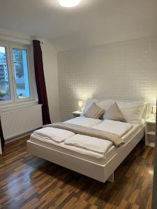 バート・イシュルにあるBergblick zur Katrinのベッドルーム1室(大型ベッド1台、枕2つ付)