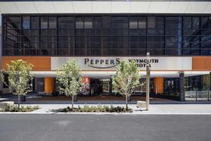 un edificio con un cartel que lee el centro comercial Pepers en Peppers Waymouth Hotel, en Adelaida