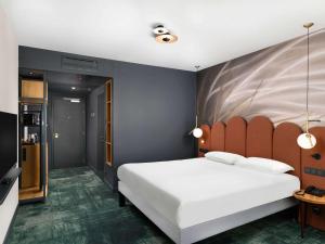 A bed or beds in a room at Mercure Debrecen
