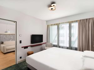 A bed or beds in a room at Mercure Debrecen