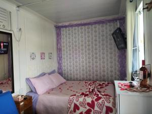 a bedroom with a bed in a room with a window at Caminho das Dunas - Studios próx Praia do Rosa e Ouvidor in Praia do Rosa +47 photos