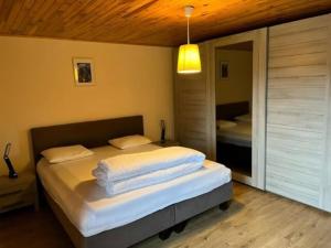 เตียงในห้องที่ Lovely holiday home in Gouvy with sauna