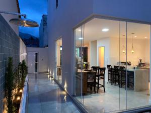 an open kitchen and dining area of a house at Casa de praia in Paraty +40 photos