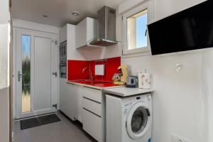cocina con lavadora y fregadero en Studio Duplex - Le Garden - 10 mn Disney en Bailly-Romainvilliers