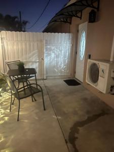 une terrasse avec une table, un four micro-ondes et une clôture dans l'établissement Villa San Carlos Park, à Fort Myers