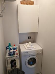 eine Waschküche mit Waschmaschine und Waschmaschine in der Unterkunft Apartamento Davoli Marina in Marina di Davoli