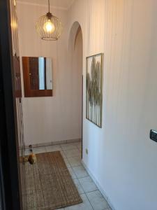 Zimmer mit einem Flur mit Tür und Spiegel in der Unterkunft Apartamento Davoli Marina in Marina di Davoli