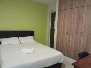 Postel nebo postele na pokoji v ubytování Reintree Lodge Hotel