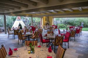 um restaurante com mesas e cadeiras e uma tenda em Hotel Santa Fe em Santa Fé