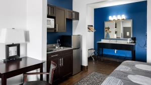 Una cocina con fregadero y encimera en una habitación. en Belmont Inn and Suites Tatum, en Tatum
