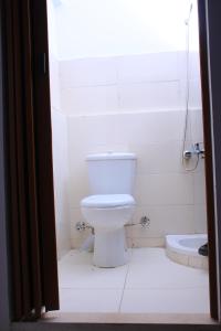 ein weißes Bad mit einem WC und einer Badewanne in der Unterkunft ALShawarbi Plaza Hotel in Kairo