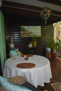 un tavolo in una stanza con una tovaglia bianca di Oskar's Rain Forest Retreat a Nelly Bay