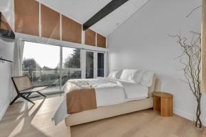 En eller flere senge i et værelse på Scandinavian West Vancouver Home w/ Stunning Views