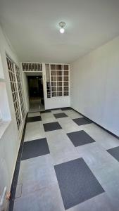 um quarto vazio com um piso xadrez em Acogedor apartamento amoblado con parqueadero em Valledupar