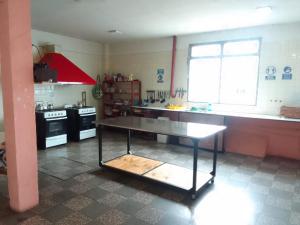 Kuchyň nebo kuchyňský kout v ubytování HOSTEL ARRAYAN BARILOCHE