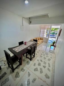 バジェドゥパルにあるAcogedor apartamento amoblado con parqueaderoのリビングルーム(ダイニングテーブル、椅子付)