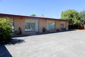 an empty parking lot in front of a building at Great Western Motel in Great Western