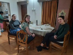 grupa trzech kobiet siedzących przy stole w obiekcie Meera Mahal w mieście Sawai Madhopur