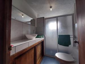 a bathroom with a sink and a toilet in it at Casa Nopal Tu casa vacacional tipo hotel in Creel