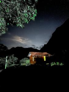 a small building at night with the sky at Rincón Entre Piedras-Cabaña Entre Montañas in Choachí