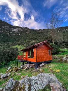 a small cabin on top of a hill at Rincón Entre Piedras-Cabaña Entre Montañas in Choachí