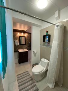 uma casa de banho com um WC e um lavatório em Cabo Tortuga Hotel Boutique em Cabo San Lucas