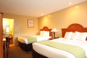 ein Hotelzimmer mit 2 Betten und einem Bad in der Unterkunft Oakhurst Lodge in Oakhurst
