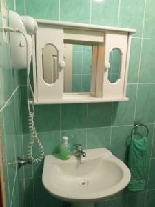 ein Bad mit einem Waschbecken und einem Spiegel in der Unterkunft El Sauce de las Vegas in Cobquecura