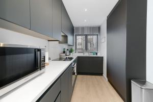 Φωτογραφία από το άλμπουμ του Modern 4 Bedroom House With Parking in Farnham Royal, Slough By 360stays στο Σλάου +41 φωτογραφίες