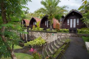 a view of the cottages at the resort at Klumpu Hill Villas Nusa Penida in Klungkung